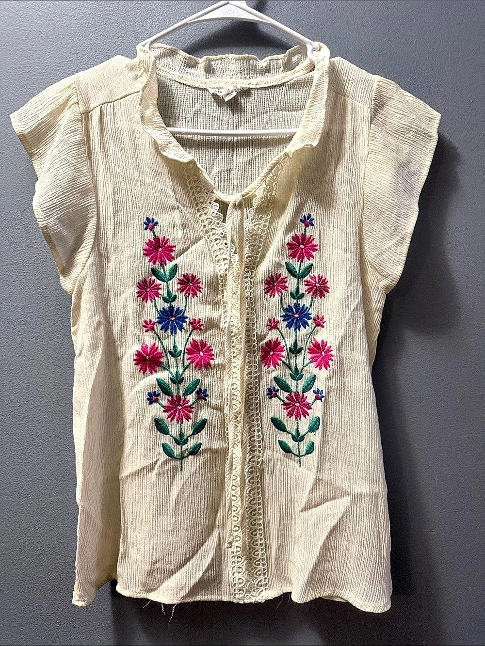 blu pepper Embroidered Blouse in Cream Size Medium